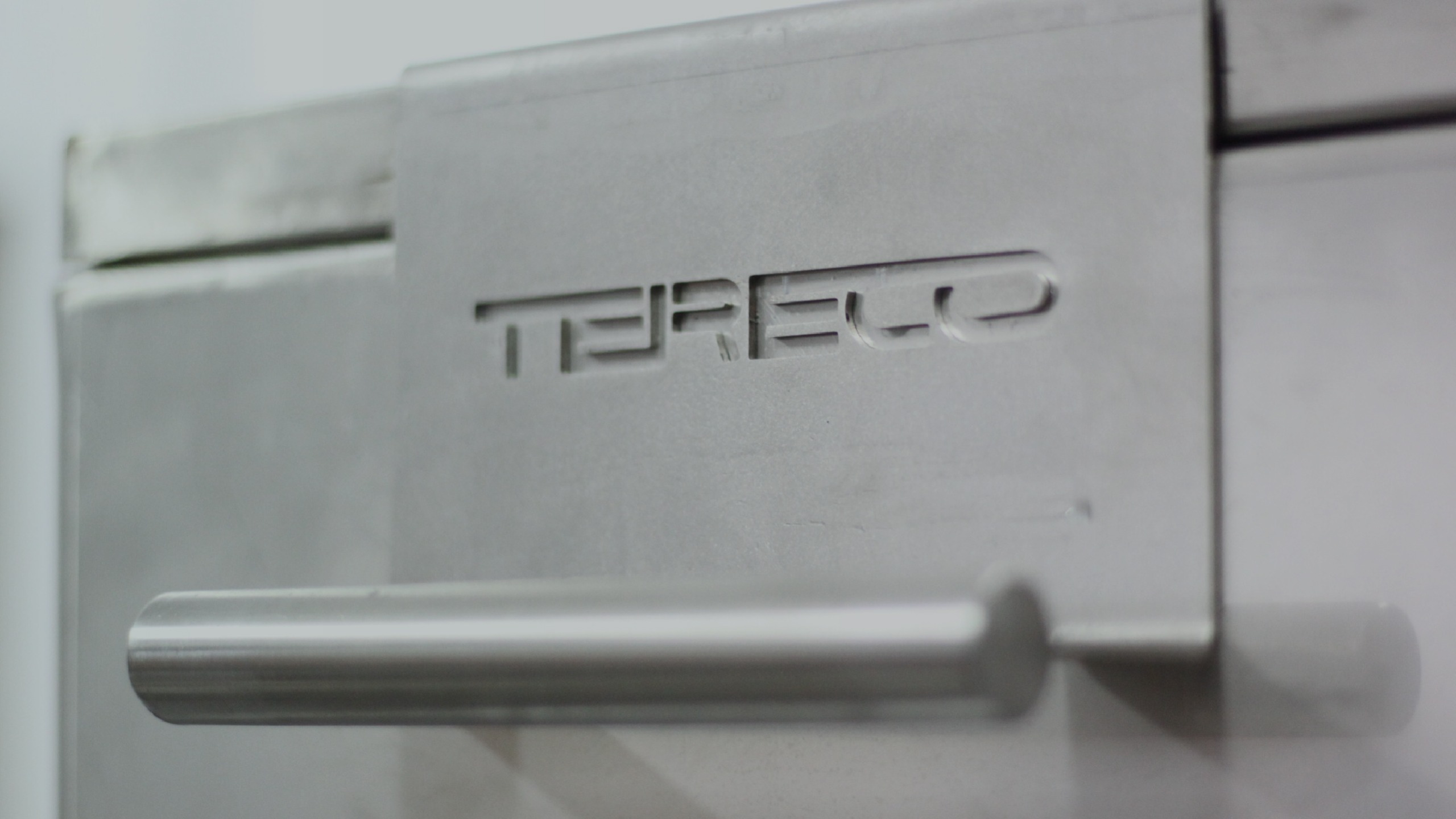 Detalle del logotipo TERECO grabado en acero inoxidable